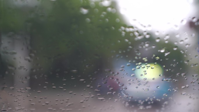 下雨天车窗外街景雨天道路交通车流窗户风景