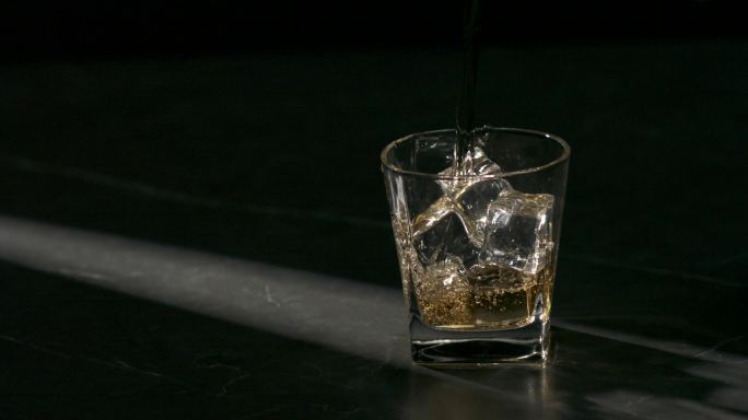 威士忌倒入酒杯3