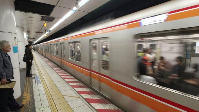 日本地铁进站
