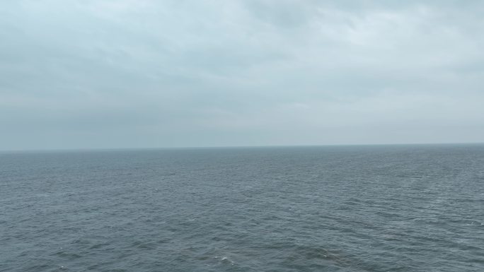 阴天大海航拍海面飞行海平面飞越大海下雨天