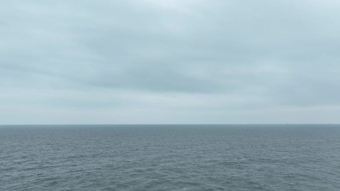 阴天大海航拍海面飞行海平面飞越大海下雨天