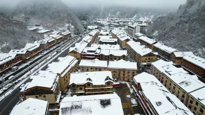 4K冬季宁静的村庄下雪雪天航拍视频