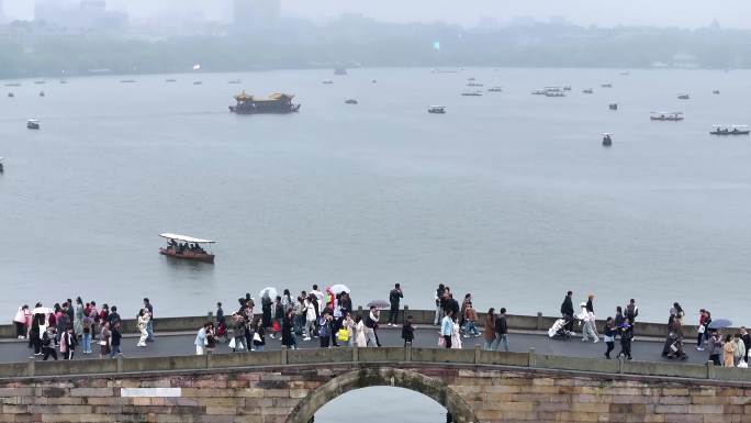 雨中西湖断桥航拍