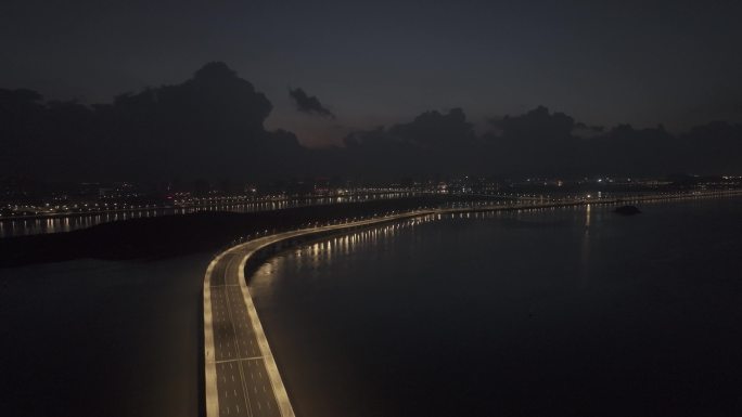 夜晚开灯后海面上的跨海大桥