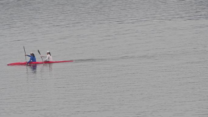 运动员在湖里划船训练