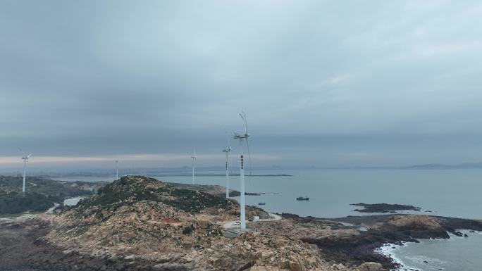 阴天海岛航拍大海岛屿乌云海洋下雨天海岸线