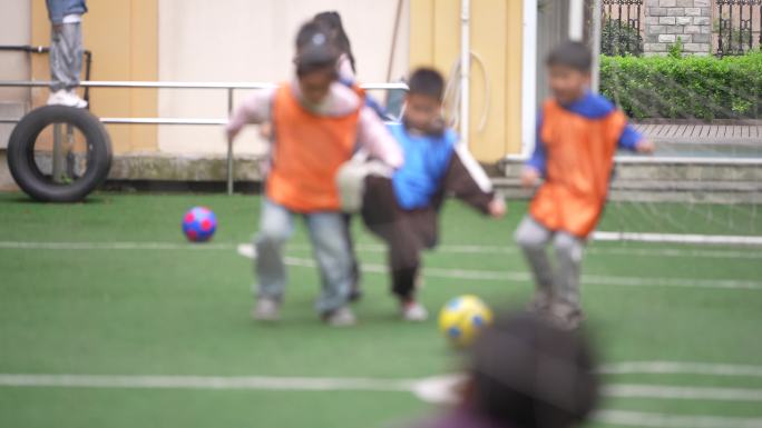 幼儿园小朋友室外足球训练实拍
