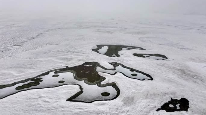 下雪天被大雪覆盖的湖面新疆喀拉库里湖喀湖