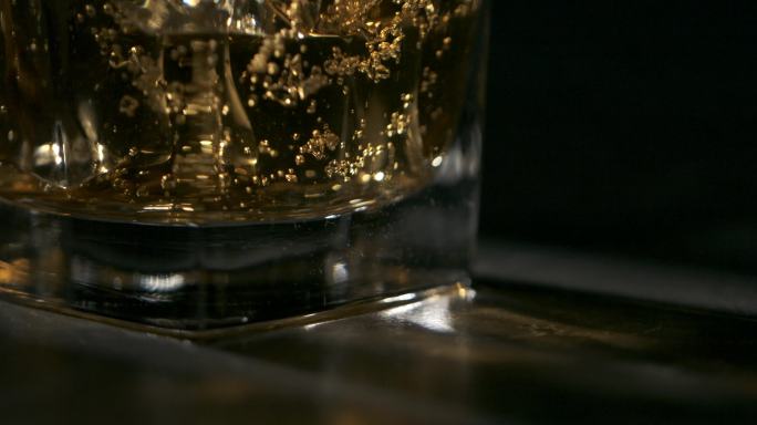 威士忌倒入酒杯6