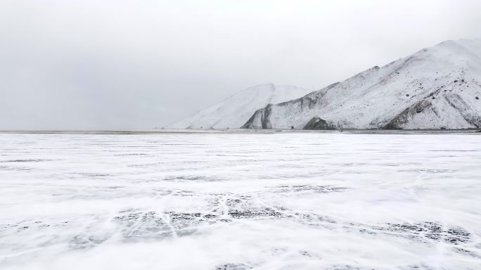 下雪天被大雪覆盖的湖面新疆喀拉库里湖喀湖