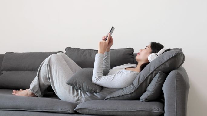 【4k】美女躺在沙发上边看手机边听音乐