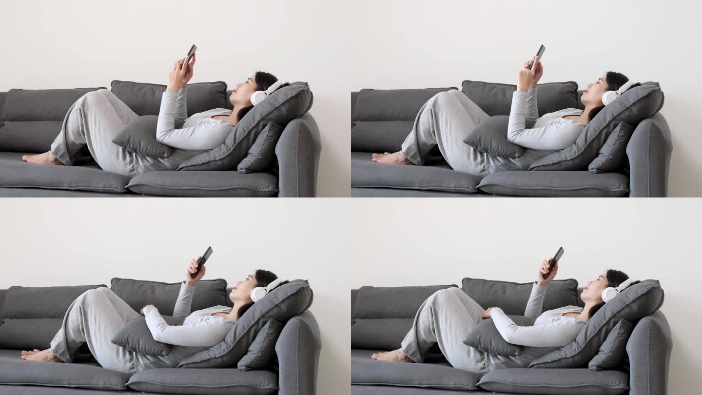 【4k】美女躺在沙发上边看手机边听音乐