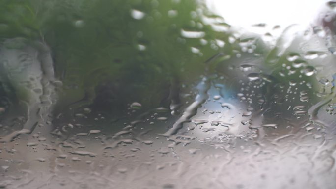 下雨天车窗外街景雨天道路交通车流窗户风景