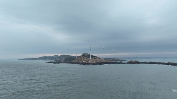 阴天海岛航拍大海岛屿乌云海洋下雨天海岸线