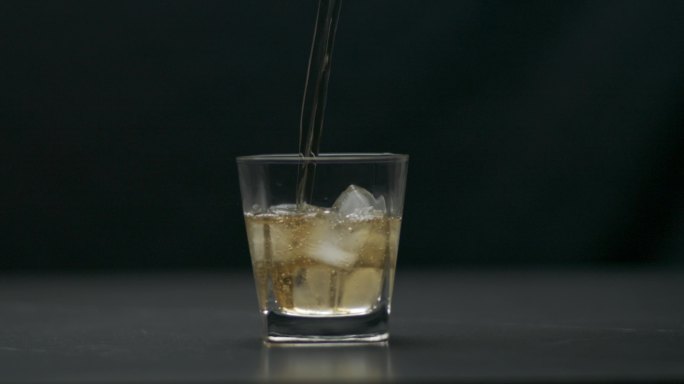 威士忌倒入酒杯1