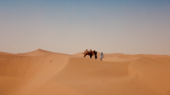 古代古人行走穿越沙漠荒漠