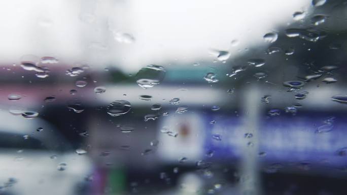 多镜头下雨天氛围感雨水滴落车窗雨天行车
