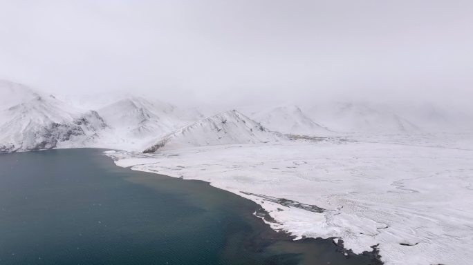 新疆喀拉库里湖喀湖下雪天航拍