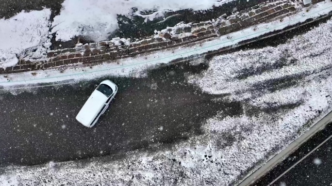 俯拍一辆白色汽车停在雪地上