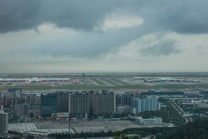 暴雨来临前的深圳机场