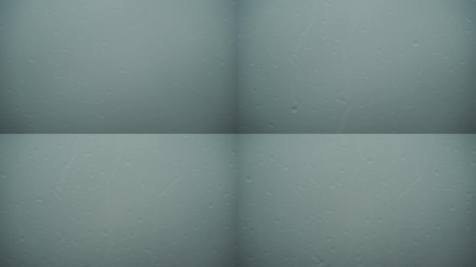 雨滴滴落在窗户上雨天窗户车窗下雨天雨水