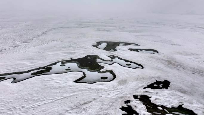 下雪天被大雪覆盖的湖面新疆喀拉库里湖喀湖