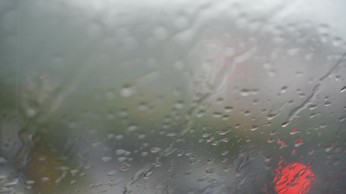 下雨天车窗外街景雨天道路交通车流窗户风景