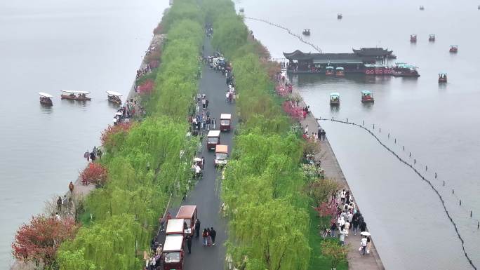 雨中西湖白堤航拍