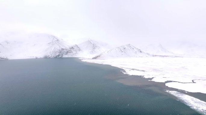 新疆喀拉库里湖喀湖下雪天航拍