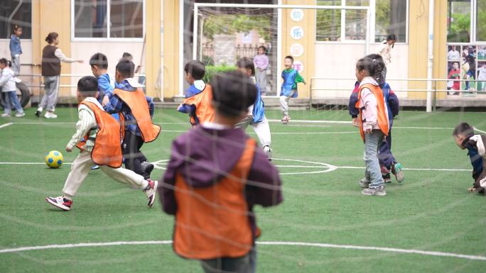 幼儿园小朋友室外足球训练实拍原素材