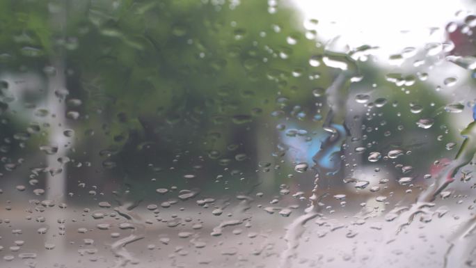 下雨天车窗外街景雨天道路交通车流窗户风景