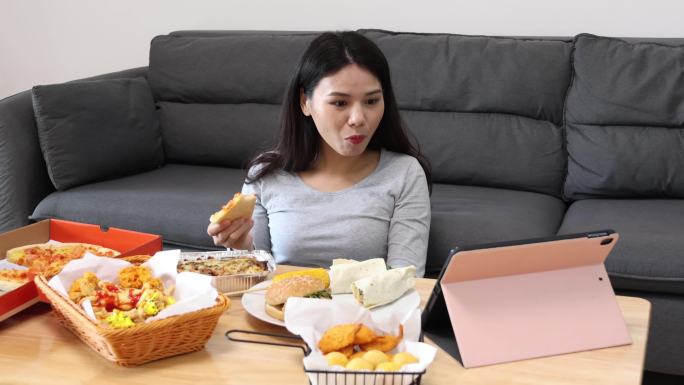 【4k】一名中国美女边吃垃圾食品边追剧
