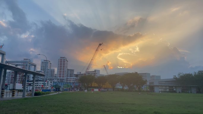 新加坡城市草坪夕阳下的火烧云