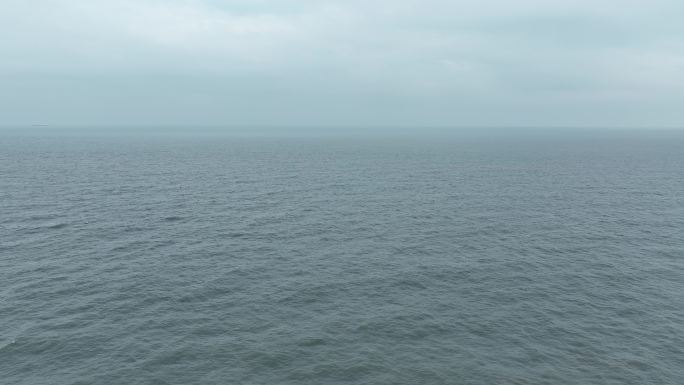 阴天大海航拍海面飞行海平面飞越大海下雨天