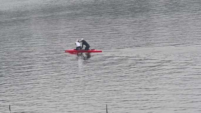 运动员在湖里划船训练