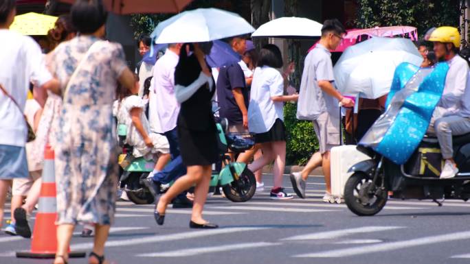 城市夏天暑假酷暑高温炎热街道人群人流汽车