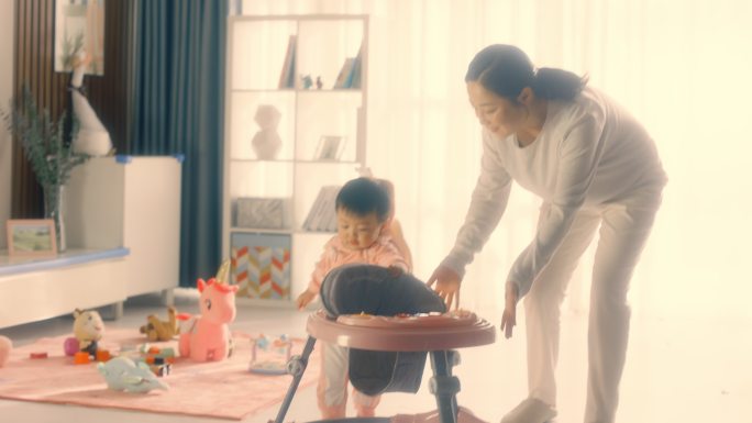 父母教孩子在学步车走路