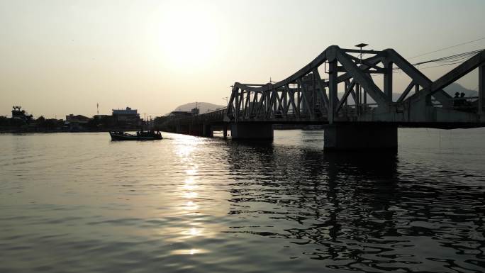 航拍东南亚柬埔寨贡布法国殖民建筑钢铁桥