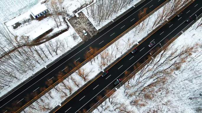 最浪漫的婚礼雪景航拍迎宾大道上迎亲车队