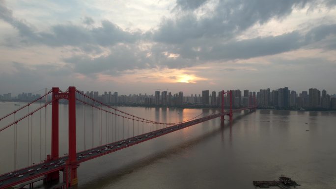 航拍武汉长江鹦鹉洲大桥交通桥梁车流