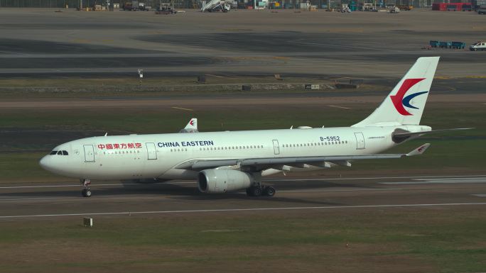 东航空客A330在深圳机场起飞