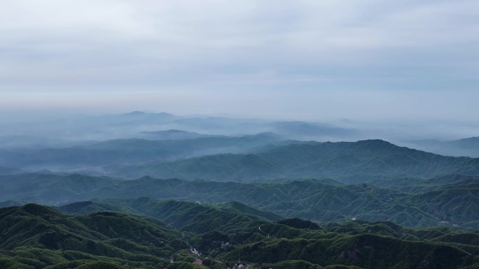 云海青山雨雾缭绕