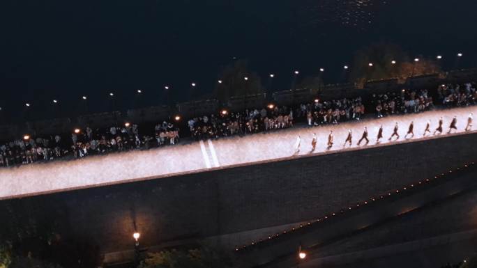 城墙上走时装秀 4K航拍苏州古城区夜景