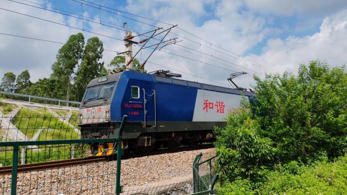 火车经过学校   油罐车