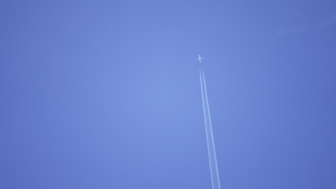 飞机轨迹 天空轨迹云 飞机划过天空