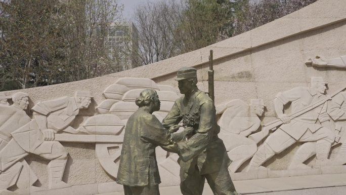 军人与平民老奶奶的相拥雕像