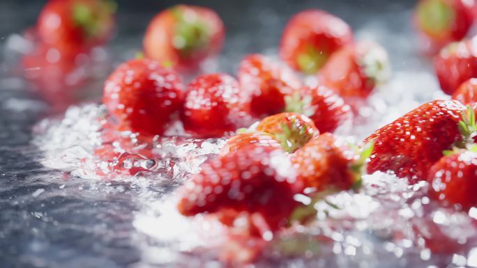 新鲜草莓入水慢动作视频素材