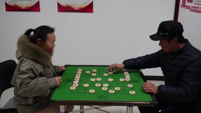 小区居民在活动室下象棋看书娱乐休闲