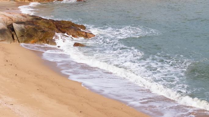 海浪拍打在沙滩上