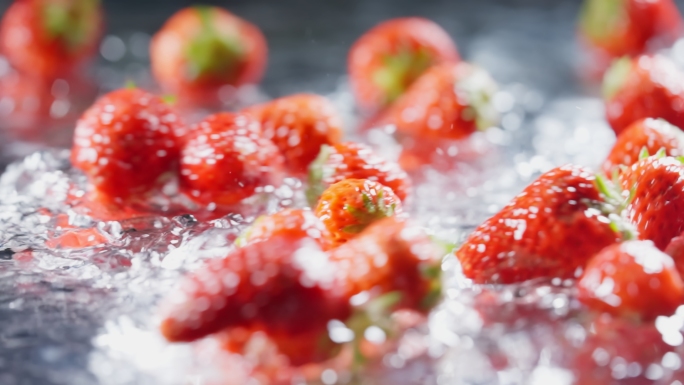 新鲜草莓入水清洗草莓水果
